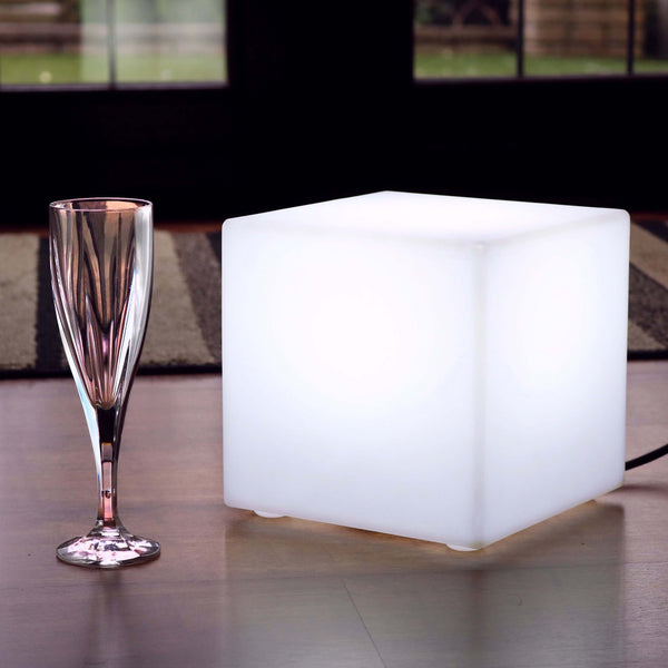 LED bordslampa nätström, 20cm kub, vit E27 lampa ingår