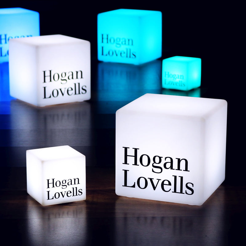 Anpassad ljuslåda märkt med logotyp, upplyst fyrkantig LED-kub för bordsdekoration vid företagsevenemang, utställningsskyltning, lanseringsfest