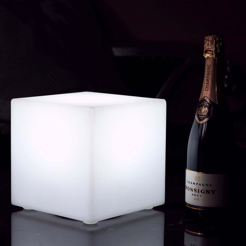 LED bordslampa nätström, 20cm kub, vit E27 lampa ingår