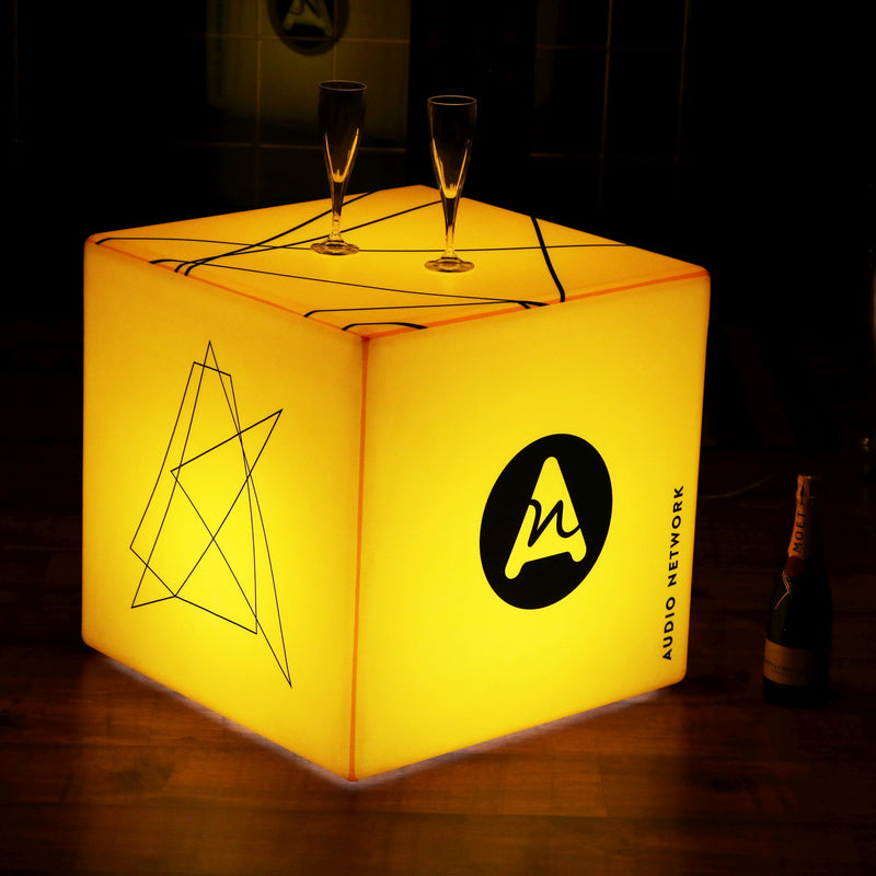 Skräddarsydd LED-ljuslåda i form av en kub med logotyp, flerfärgad fyrkantig, RGB, trådlös upplyst skylt, anpassad ljuslåda för prisutdelning